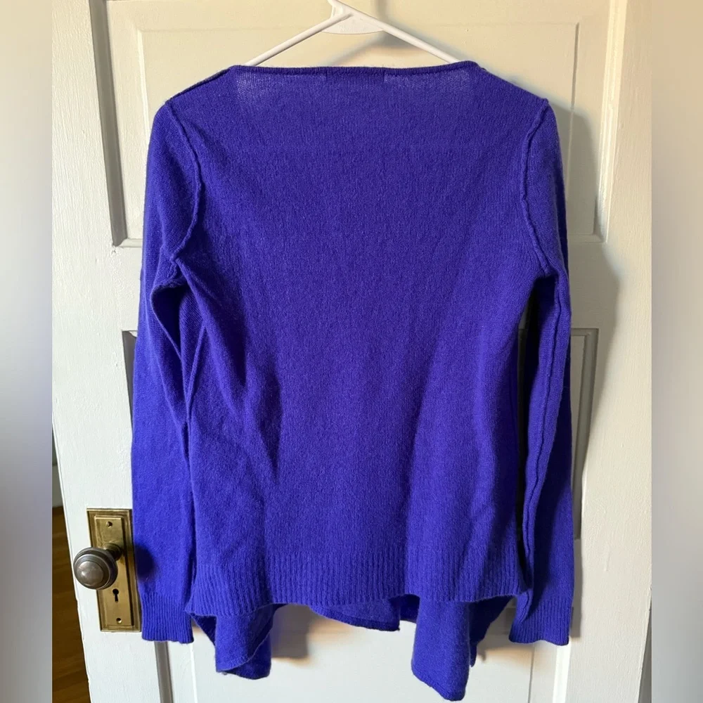 Subtle Luxury Women's Cashmere V-Neck Sweater in Vibrant Purple size S/M - Picture 4 of 4